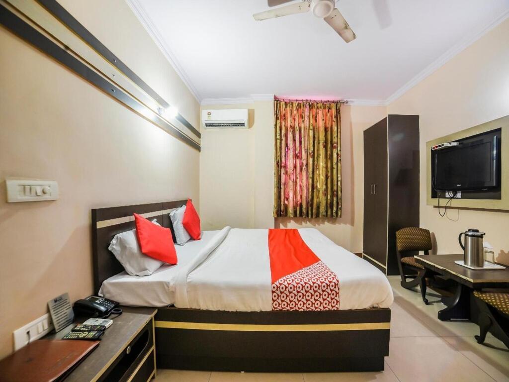 Hotel Mayur Deluxe Meerut Esterno foto